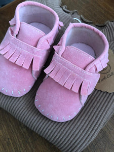 Zapato rosa con flecos