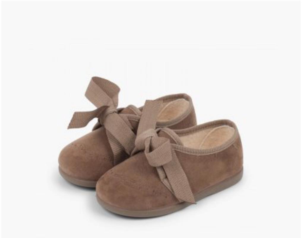 Zapatito niños tipo belucher con lazo y picados - Color Topo