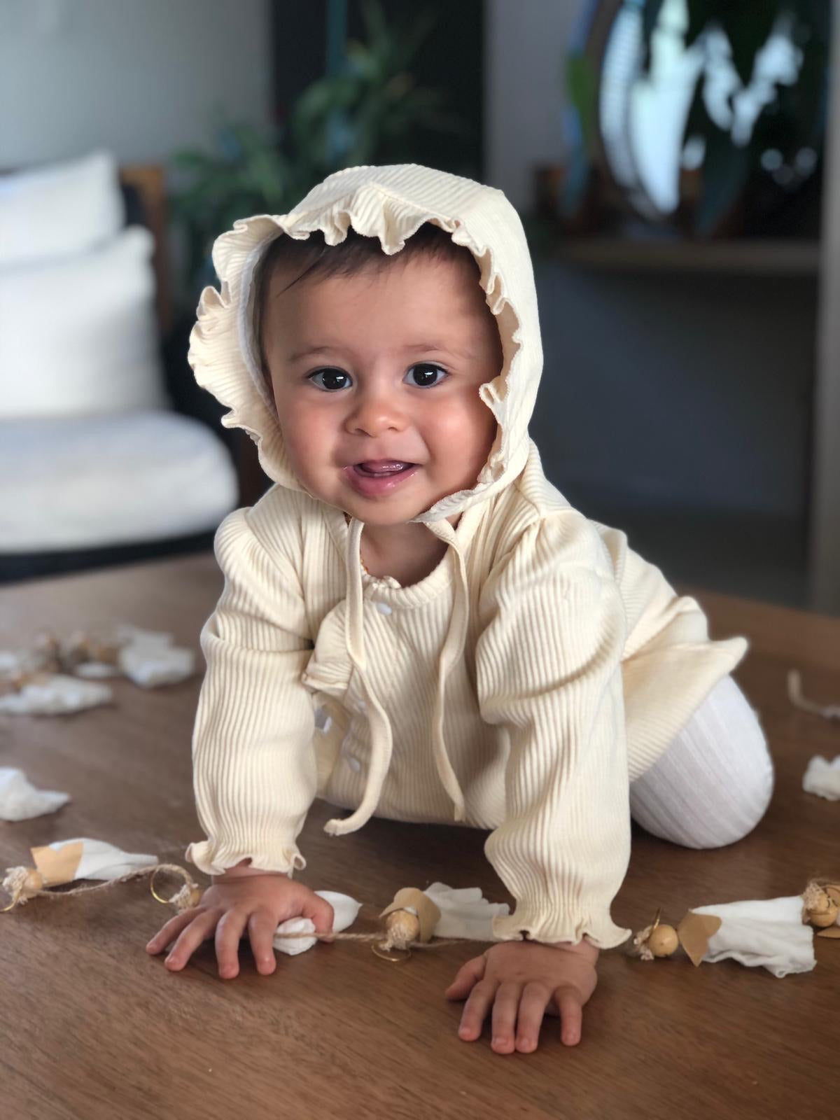Entero y capota acanalado en crema