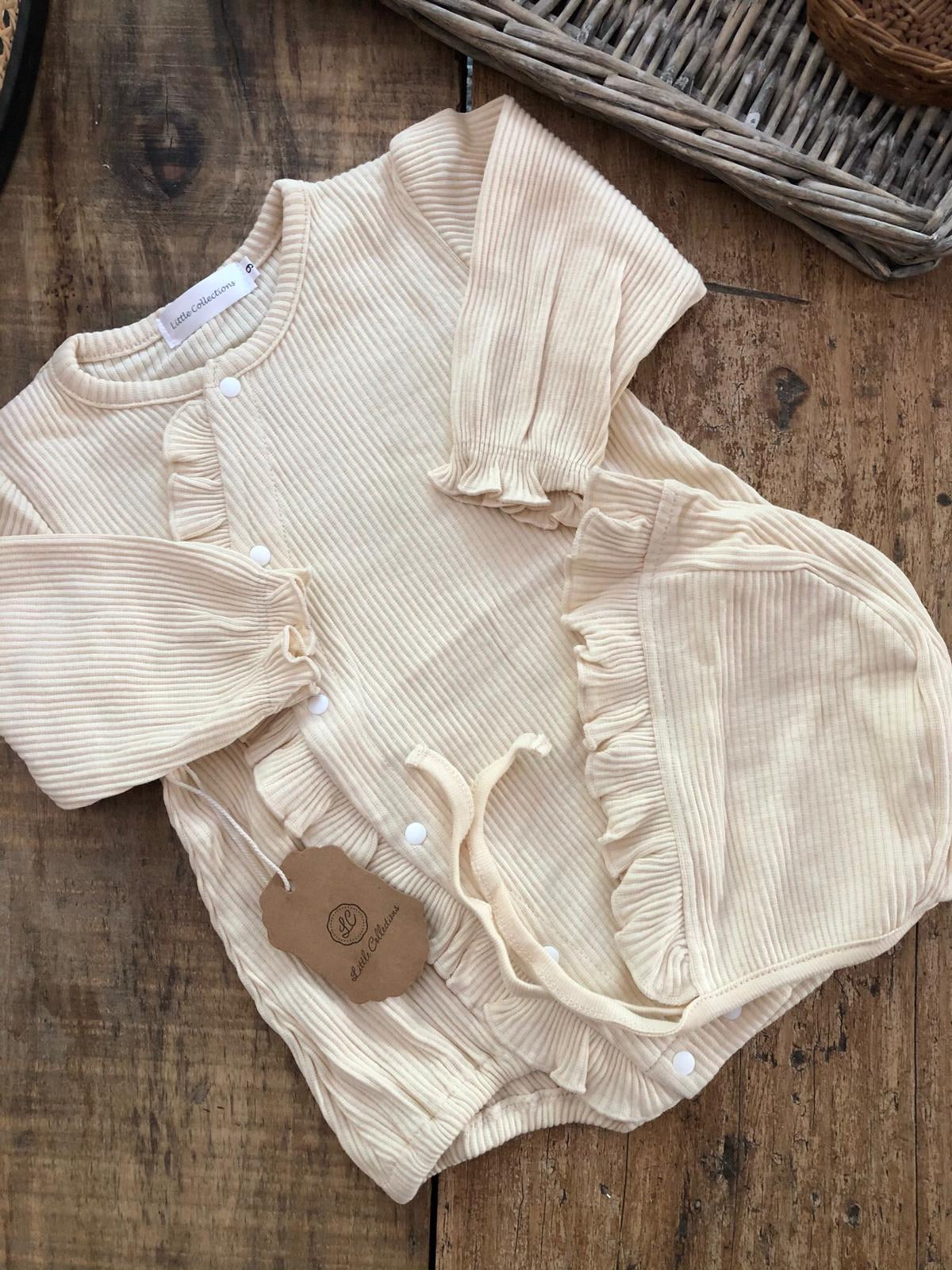 Entero y capota acanalado en crema