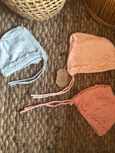 Capota tejida en celeste, rosa y rosa viejo