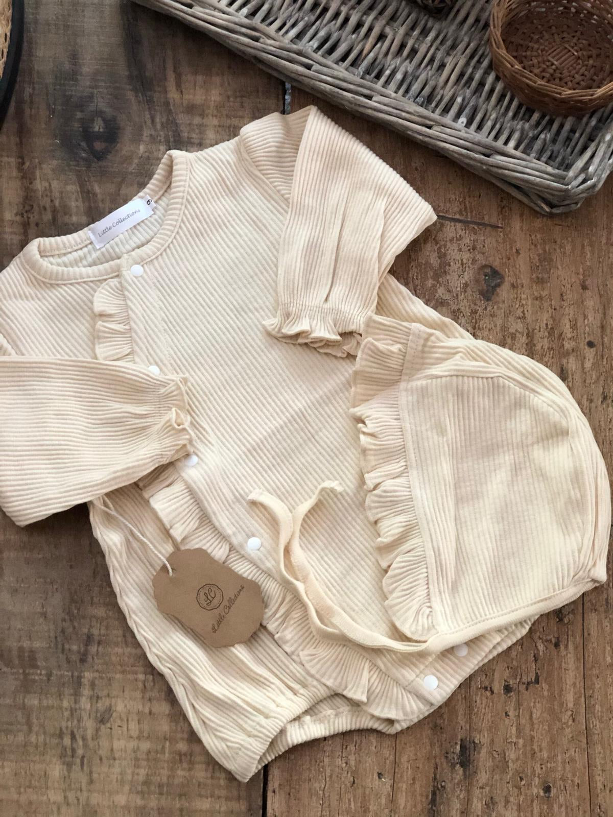 Entero y capota acanalado en crema