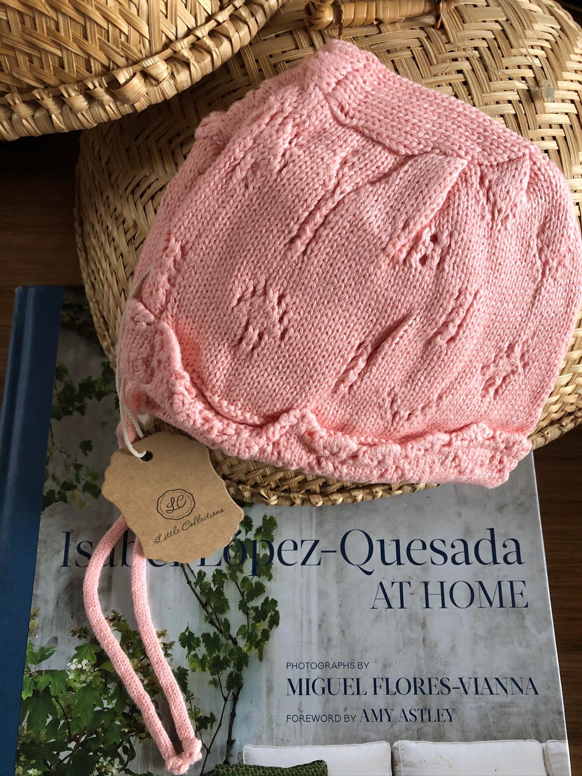 Capota tejida en celeste, rosa y rosa viejo