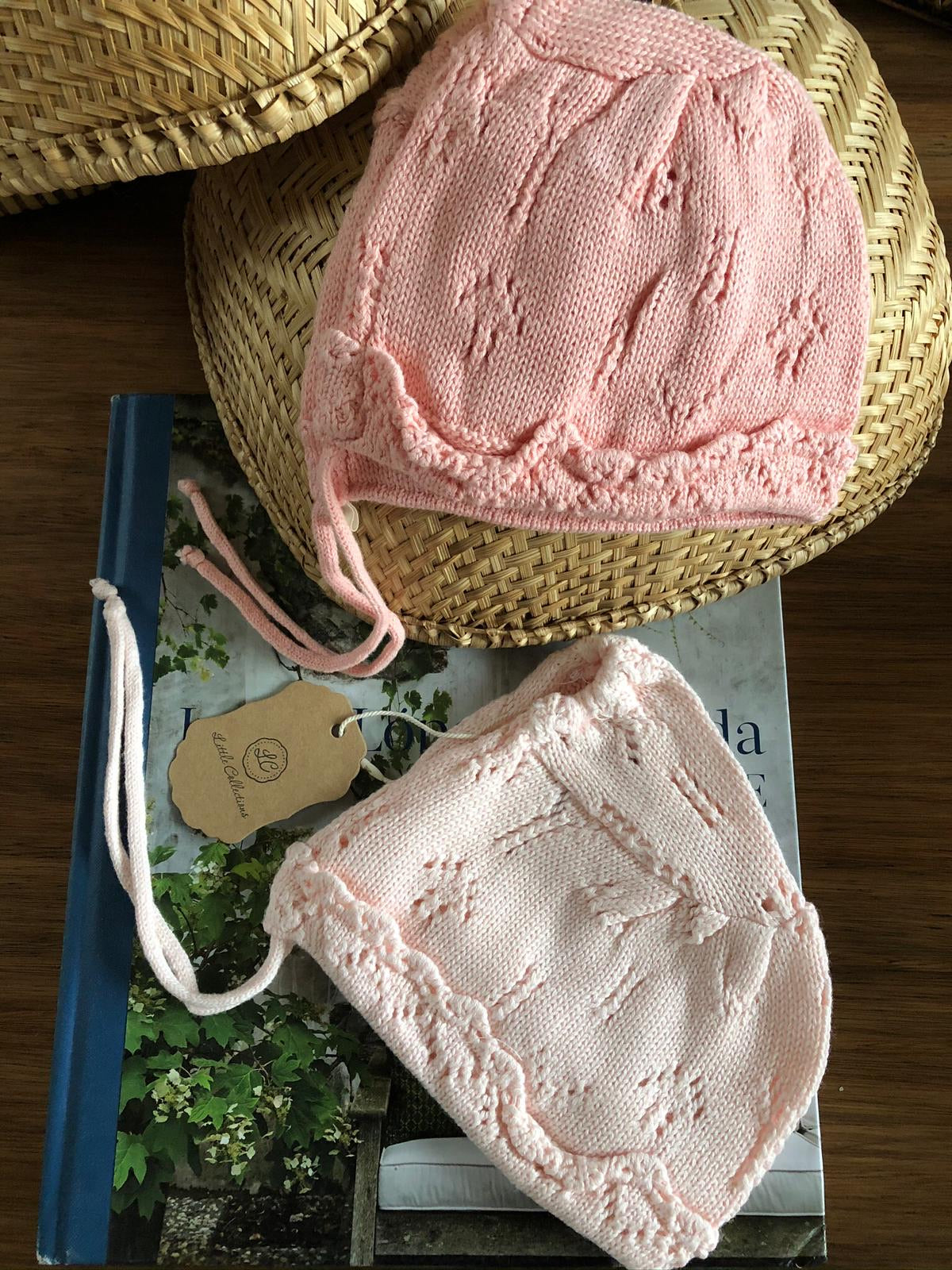 Capota tejida en celeste, rosa y rosa viejo