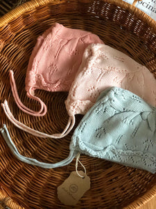 Capota tejida en celeste, rosa y rosa viejo