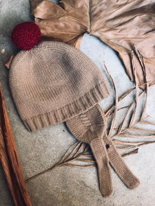 Gorro tejido en tierra